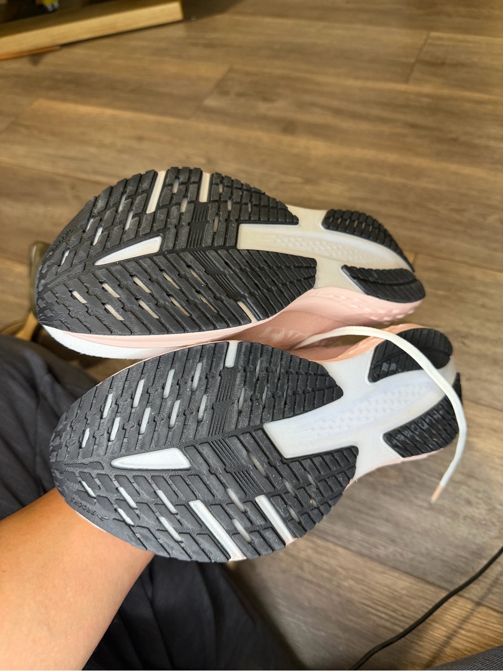 Brooks Women's White and Pink Launch 11 Running Shoe W 9.5 - Picture 7 of 9